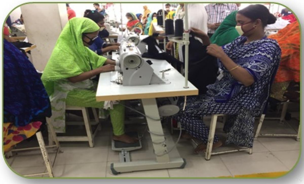 Dos trabajadoras en una fbrica textil de Bangladesh